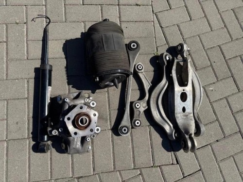 Audi Q7 Q8 4M0505432 tył prawa zwrotnica wahacze kpl